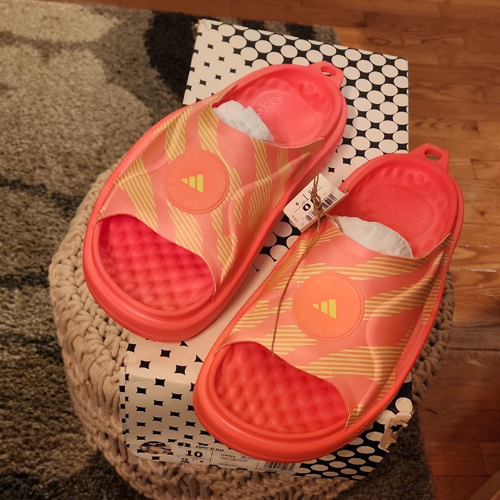 NWT Womens Adidas Vibrant Pink Slides with Patterned Strap